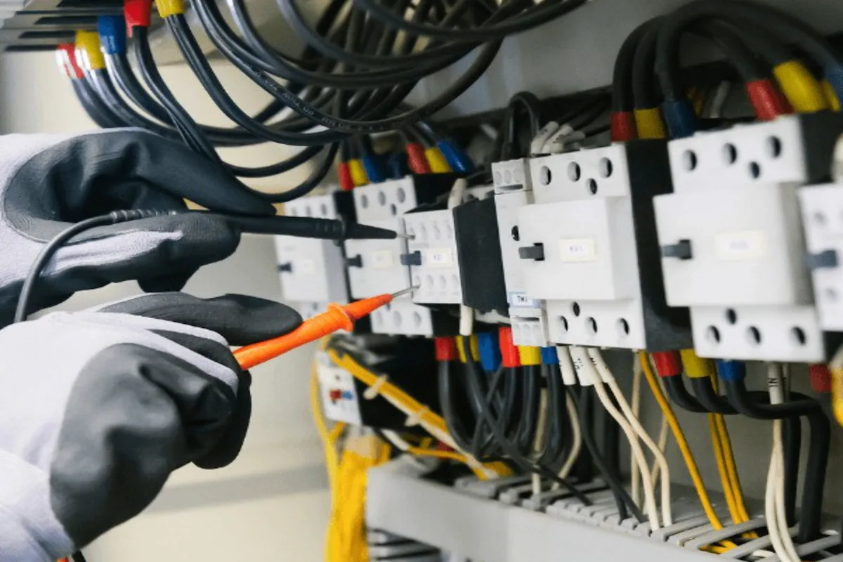 Electricista revisando un tablero de distribución