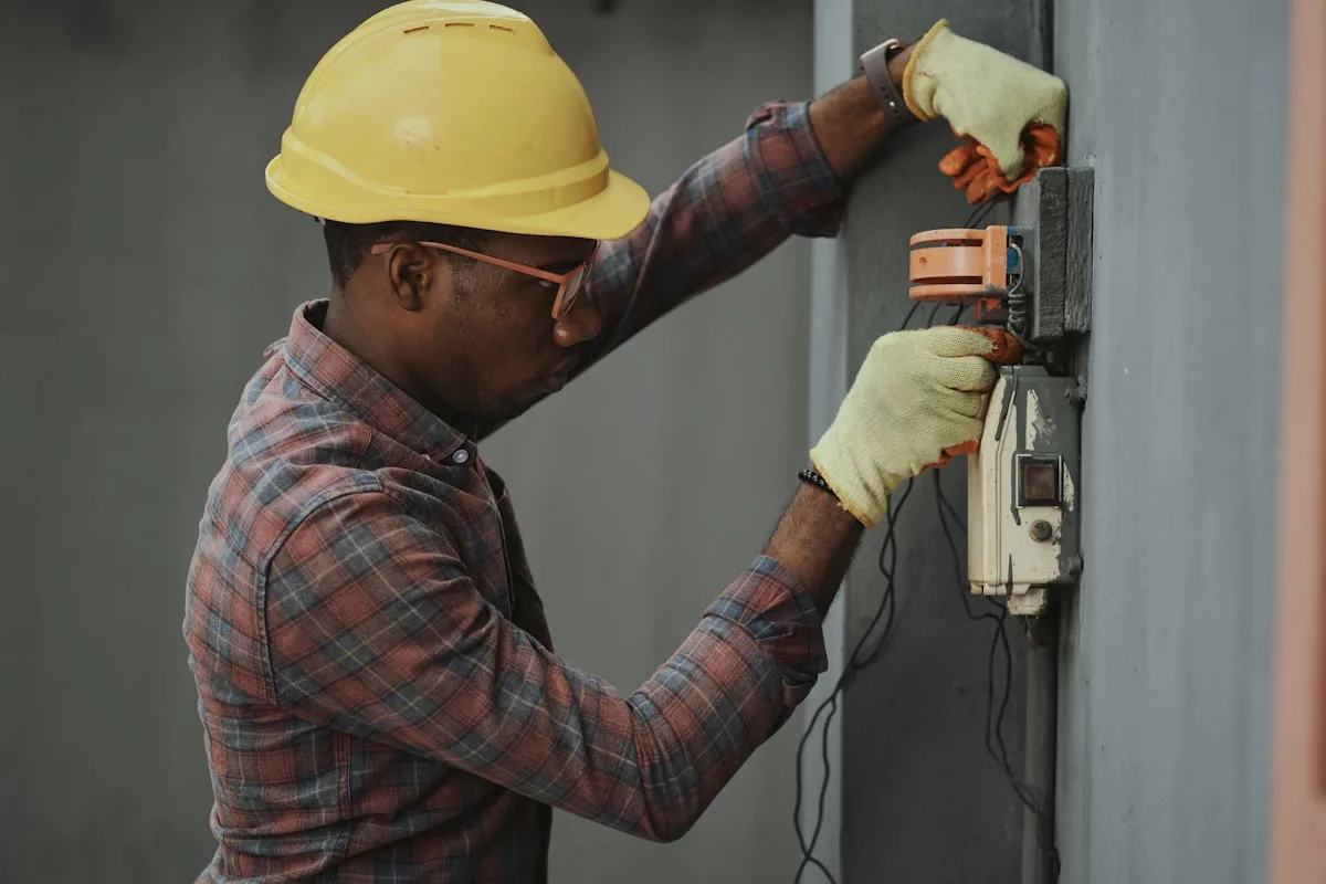 Técnico dando mantenimiento a una instalación eléctrica