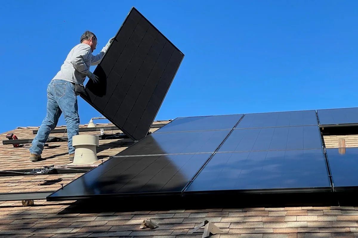 Instalador colocando paneles solares