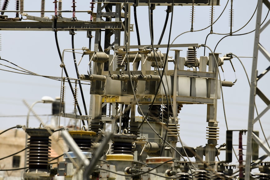 Transformador eléctrico industrial en sitio